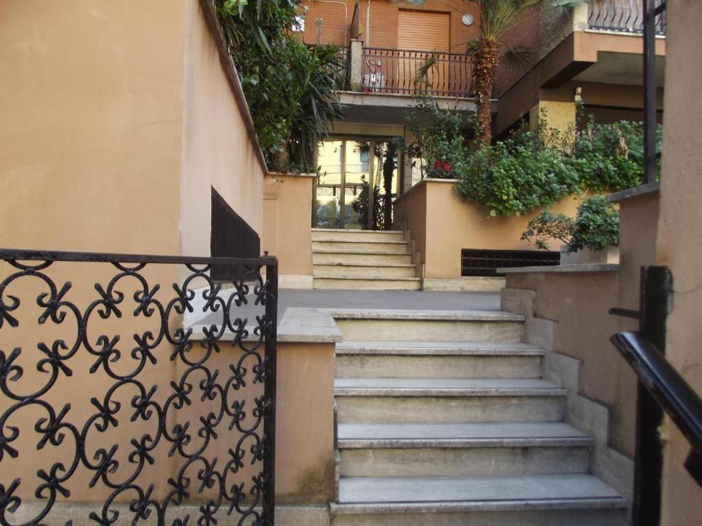 Guest House Domus Gratia Russo Ρώμη Εξωτερικό φωτογραφία
